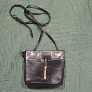 Vera Pello Elegant Black Leather Crossbody Bag